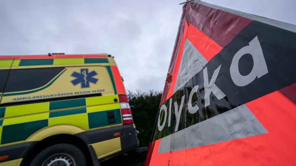 En personbil körde av oklar anledning i diket strax efter klockan halv sex på måndagsmorgonen.