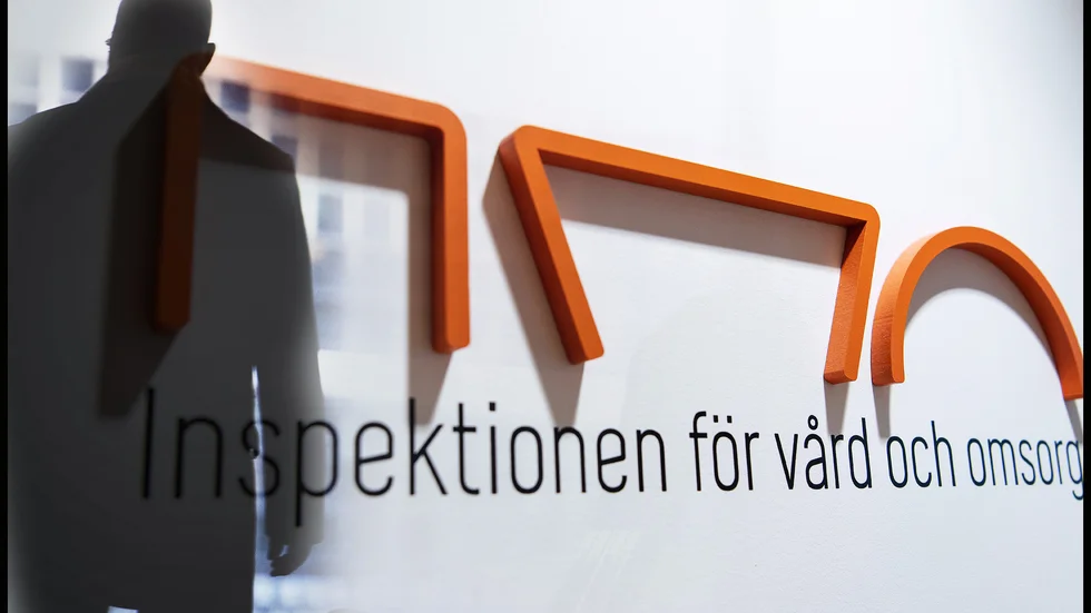 Psykiater får prövotid för olämplig relation med en patient som även var hans arbetskamrat.