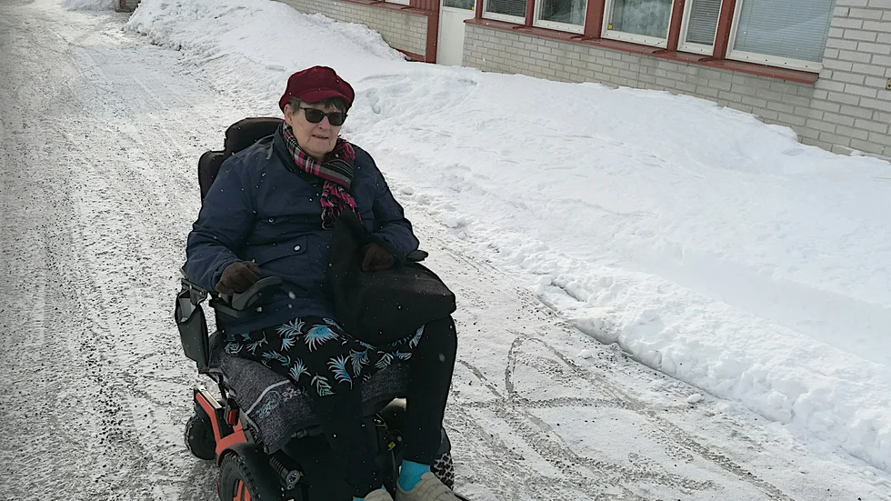 Nu är backen vid trygghetsboendet både hyvlad och grusad av Bodens kommuns gatuavdelning. " Det är en himla skillnad nu att ta sig uppför backen", säger Kerstin Smedsberg.