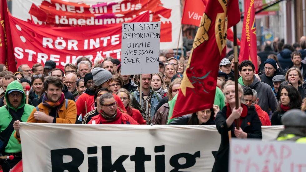 Vänsterpartister demonstrerar på första maj.