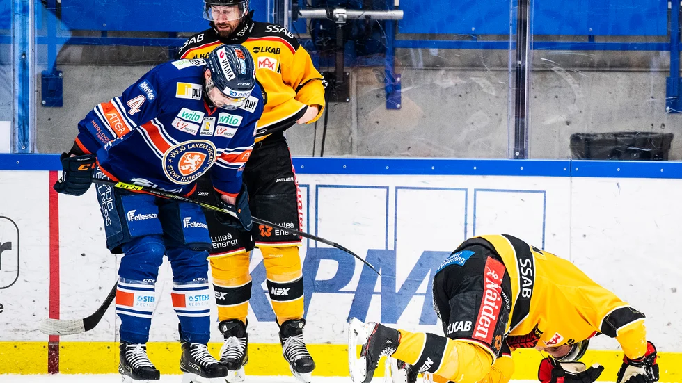Luleå Hockeys lagkapten Erik Gustafsson fick ett våldsamt slag i ansiktet av Växjös Tim Erixon.