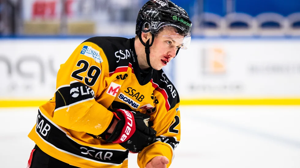 Erik Gustafsson slogs blodig i matchen mot Växjö Lakers.