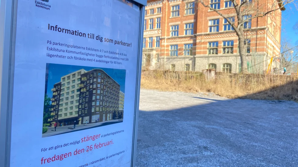 Den 1 mars inleds bygget av 189 lägenheter nedanför Slottsskolan vilket innebär att den nuvarande parkeringsplatsen försvinner.