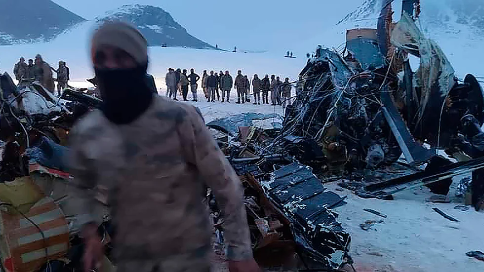 Soldater och räddningsarbetare i sydöstra Turkiet där en militärhelikopter kraschade på torsdagen. Minst tio människor miste livet.