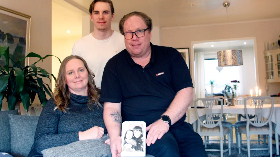 Paret Maria och Carl-Johan Insulander med äldste sonen Alexander, 20 år, bakom. På fotot syns dottern Josefin som avled bara tio år gammal sommaren 2013. Familjen fick chansen att vara med i Sofias änglar – den stora återföreningen.