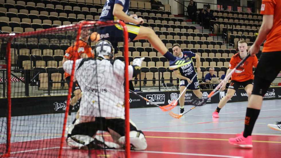 Linus Andersson sätter 5-4-målet mot Tullinge. Nu väntar kval till SSL.