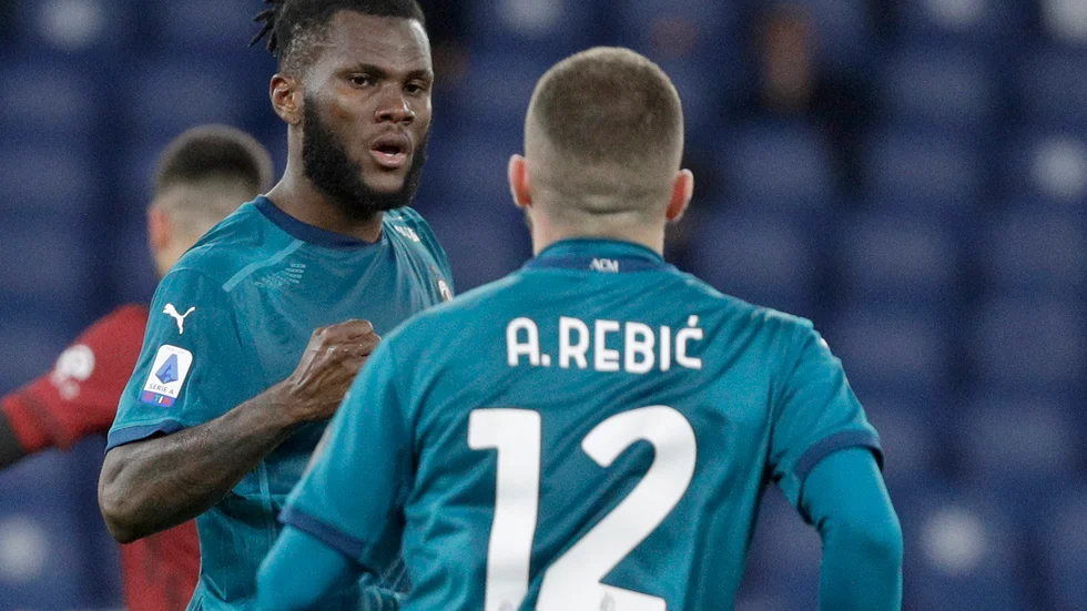 Milans Franck Kessie, vänster, räddade oavgjort hemma mot Udinese. Arkivbild.