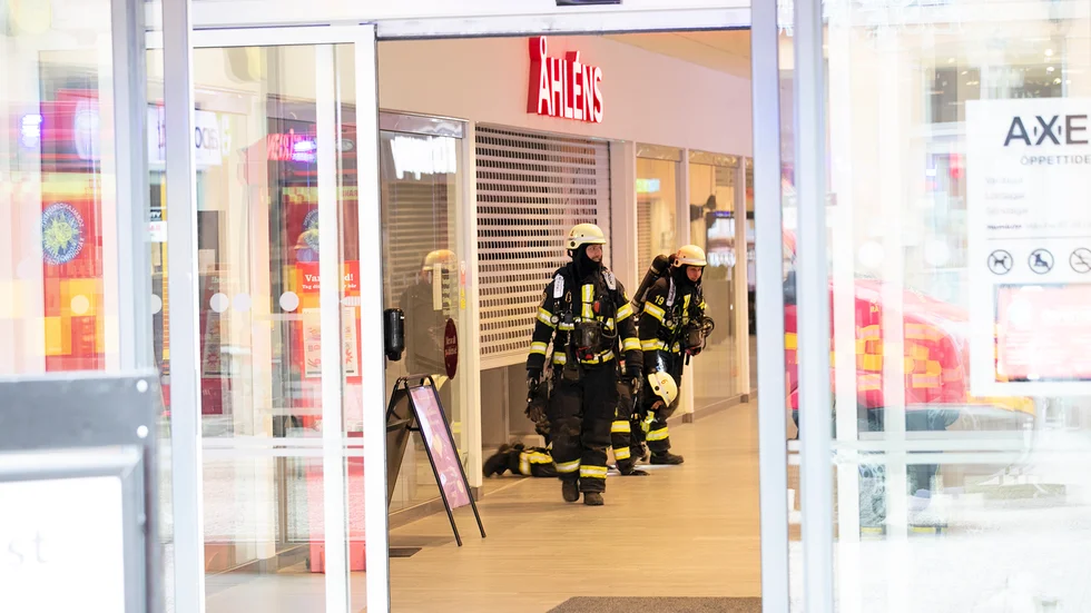 Rökdykare gick in i butiken för att kontrollera befarad brand.