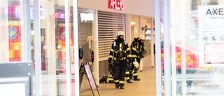 Fullt pådrag vid befarad brand i centrumgalleria