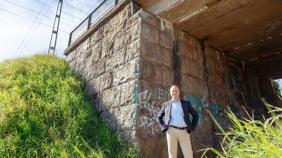 Johan Edstav säger att det inte blivit varken fyrspår eller station i Bergsbrunna utan kommunens löften om att bygga bostäder.