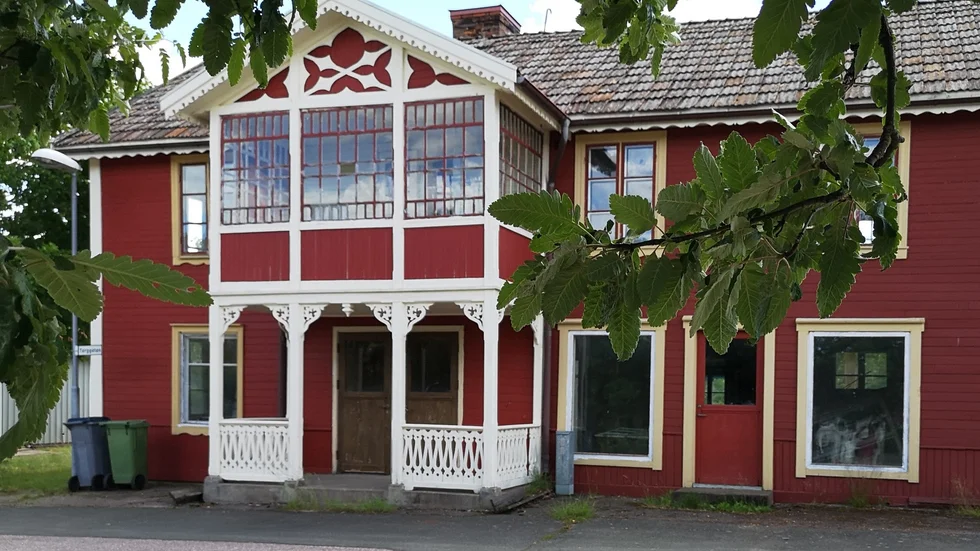 Helt nyligen blev fastighetsaffären klar, två av de gamla husen vid torget i Ingatorp ägs nu av Ingvar von Malmborg och Sture Enocson, som har storslagna planer för fastigheterna och torget. 