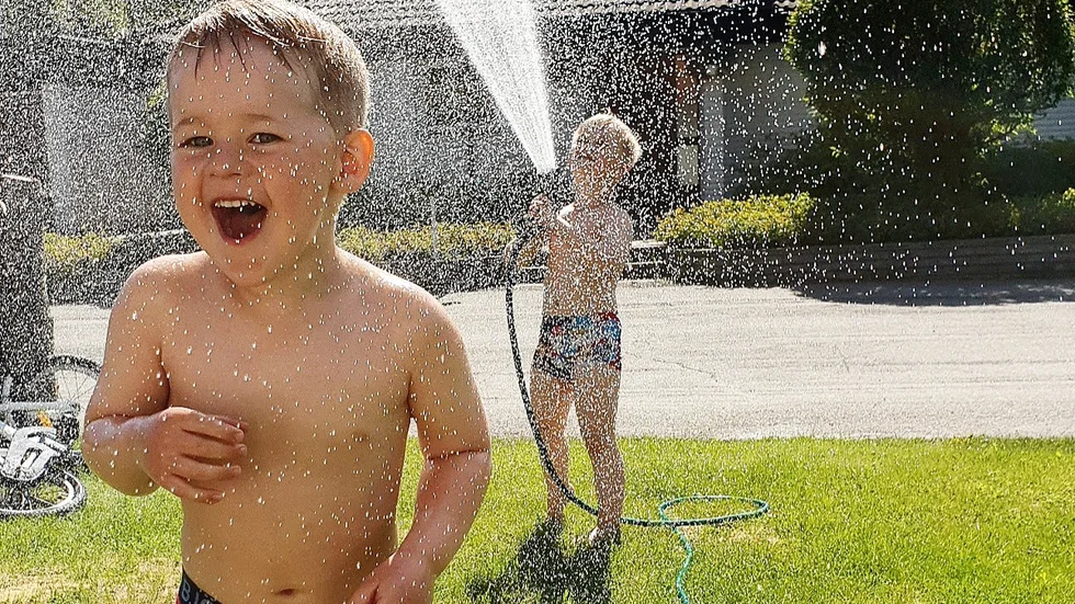 1. Theo och Lukas svalkar sig en varm sommardag.