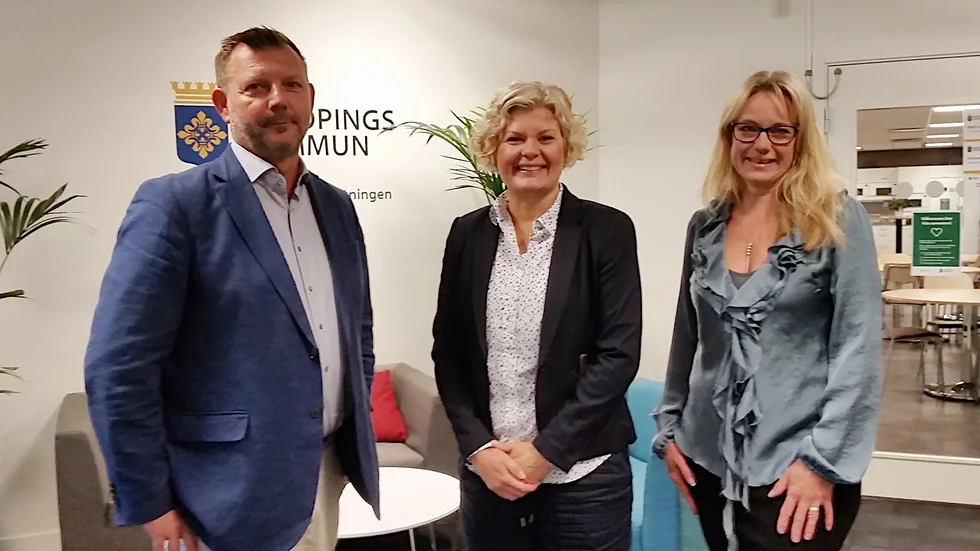 Kommunalråden Ingvar Smedlund och Ulrika Ornbrant tog emot nya kommundirektören Ulrika K Jansson (i mitten) på hennes första arbetsdag.
