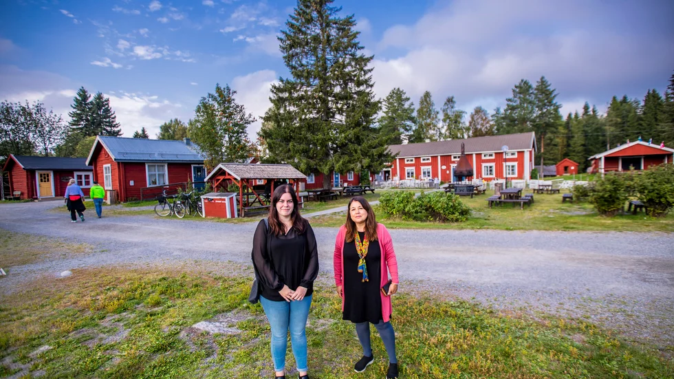 Hägnan halverade antalet besökare under sommarmånaderna och landade på cirka 23 000 besökare. Från vänster Jennifer Wikström, samordnare Visitor centre och Karin Jarrett enhetschef för Hägnan.