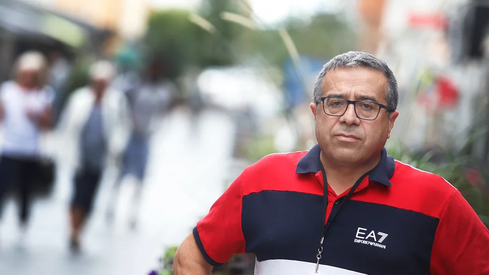 Sam Farsani, sektionschef på Arbetsförmedlingen i Sörmland, säger själv att det kommer bli en tuff tid för ungdomarna i Oxelösund att hitta jobb. Han kommer dock med en lösning: Utbilda er.
