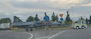 Kolla, ett JAS-plan – mitt i rondellen
