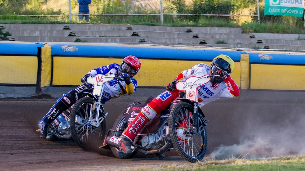 Piraternas Peter Kildemand i kamp med tidigare Piratföraren Daniel Henderson som öppnade matchen starkt och vann kvällens första heat. Henderson visade Rospiggarna vägen och Hallstavikslaget vann komfortabelt.