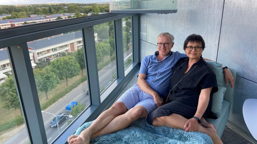 Patrik Strömgren och Kristin Guzman bor i metallhuset i Östra Sala backe och stortrivs. Här på balkongen brukar de andas ut när de kommer hem efter jobbet och njuta av sin lägenhet på sjunde våningen med utsikt i tre väderstreck.  