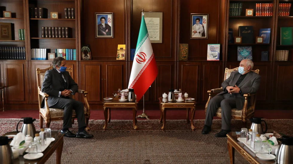 IAEA-chefen Rafael Grossi under mötet med Irans utrikesminister Javad Zarif i Teheran.