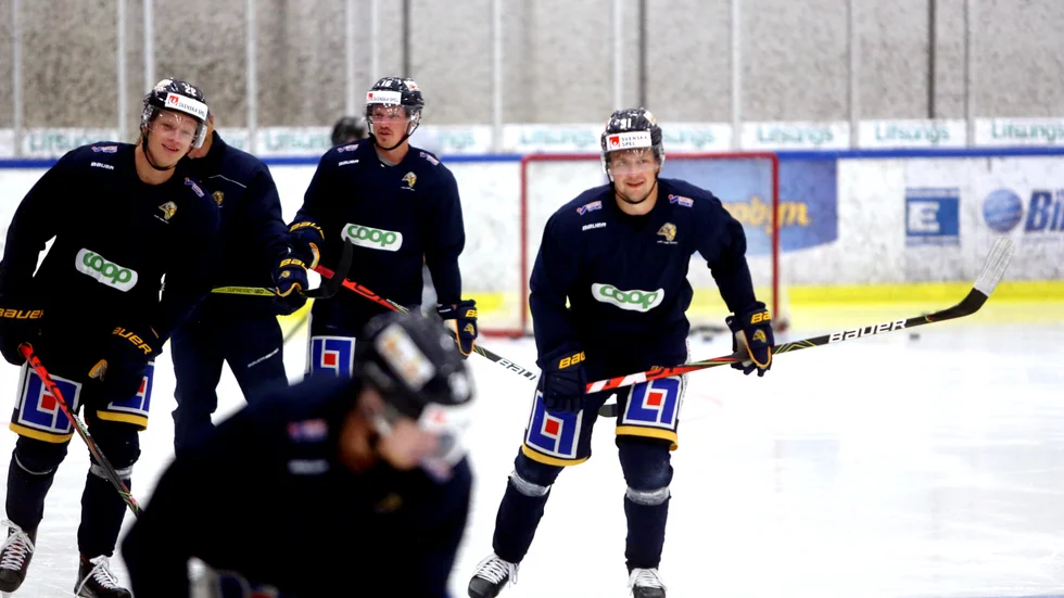 Glada miner när Visby Roma gjorde säsongens första ispass.