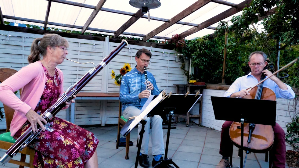 SON-musikerna Eva Pettersson Veltman, Johnny Jannesson och Niklaas Veltman vid trädgårdskonserten i Karlshov. 