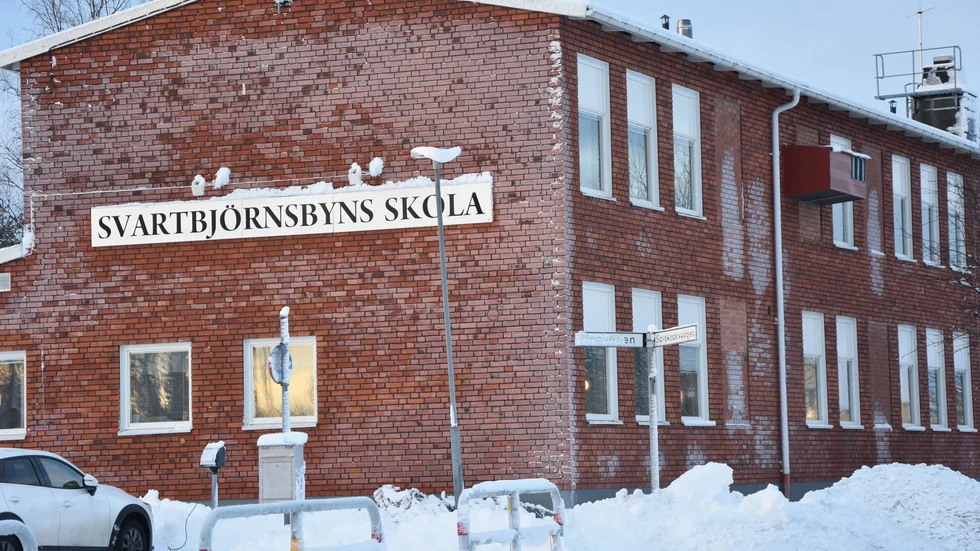 Svartbjörnsbyns skola är en av de F-6-skolor som hotas av nedläggning tillsammans med Fagernäs skola och Torpgärdsskola. Även högstadieskolorna Brönja och Sture kan komma att tas ur bruk. 