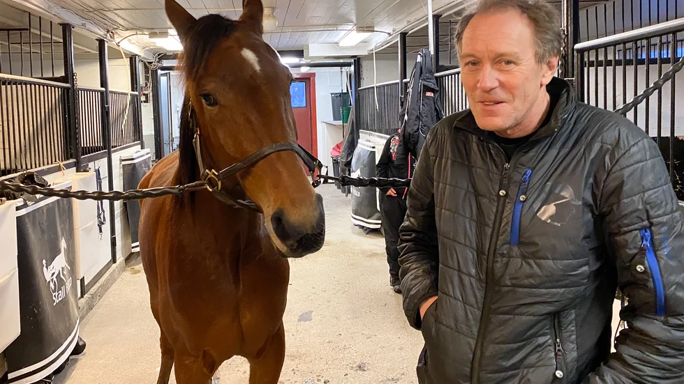 Ove A Lindqvist med Pure Islet, som vann från spets i sin norrlandsdebut. Vid lördagskvällens tävlingar i Skellefteå har Pure Islet ett niondespår bakom bilen. 