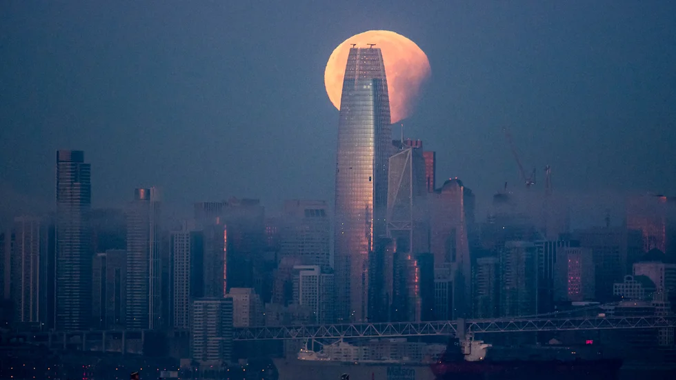 I Salesforce Tower i San Francisco, den höga byggnaden bakom supermånen på bilden, finns företaget Salesforce huvudkontor. Arkivbild.