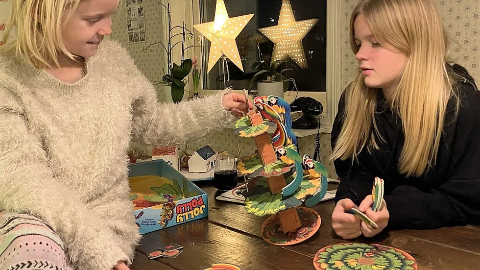 Svea och Selma Andersson testade bland annat papegojspelet Jolly Polly, som de gav en trea i betyg.