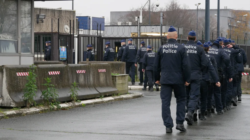 Polis på väg in till den specialinredda domstol i Natos gamla högkvarter i Bryssel där de inblandade i terrordåden 2016 ska ställas inför rätta.