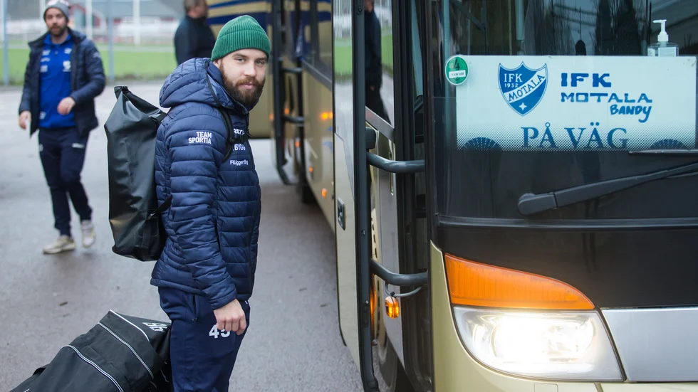 IFK Motalas Jonas Enander på väg att kliva på bussen till Bollnäs. Då var det fortfarande ett antal timmar kvar innan han gick in i matchbubblan. Förr gjorde han det redan kvällen innan.