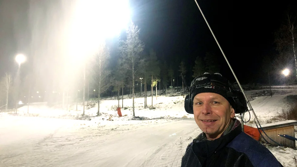 Jörgen Westerlund är en av skidalliansens ansvariga för snötillverkningen vid Lindbäcksstadion. På tisdagskvällen påbörjades produktionen av säsongens första konstsnö.