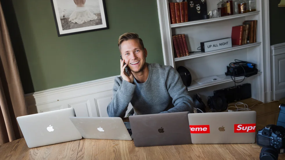 Eskilstunaartisten Viktor Frisk har startat en sociala medier-byrå som ska hjälpa företag att nå ut med sina budskap.