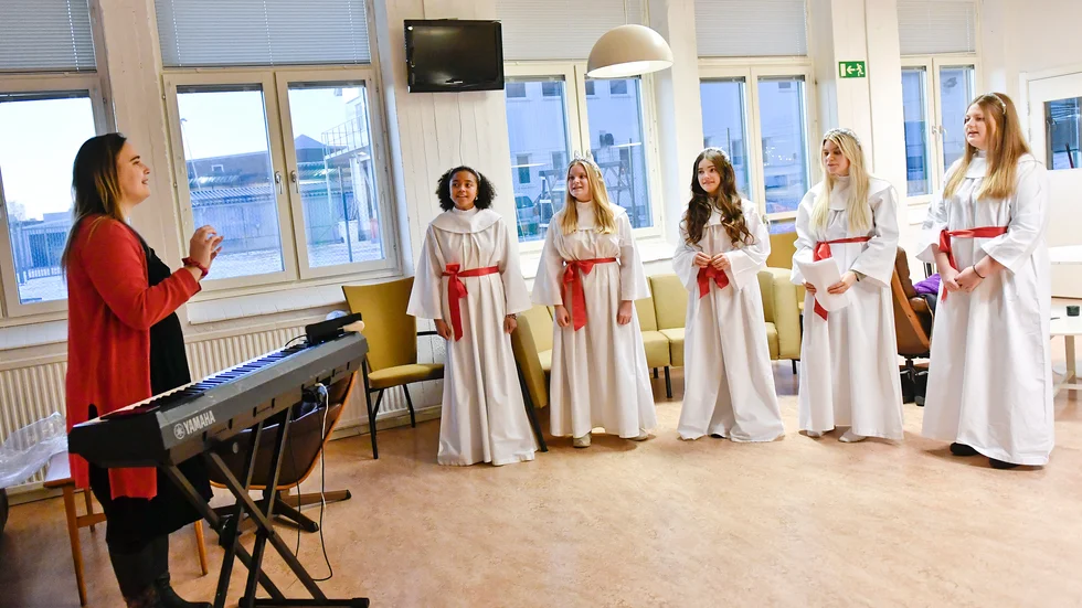 Körledaren Stina Gjoliku Laisfeldt repeterar luciasångerna tillsammans med Cimberly Wanyoni, Stina Larsson, Emelina Gjoliku Laisfeldt, Maya Larsson och Lovisa Jacobsson.