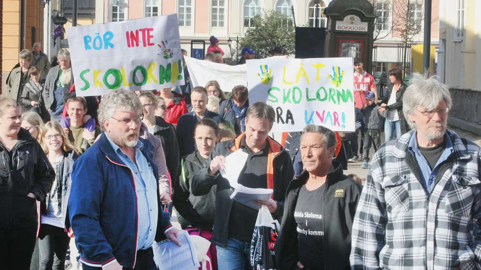 Peter Fjällgård, längs fram t.v. tog initiativ till uppropet som ledde till en folkomröstning som slutade med att de då hotade skolorna blev kvar. Han har samma ståndpunkt nu och tror på en ny stormig process om det läggs konkreta förslag att lägga ner en eller flera skolor. "Jag hoppas att det inte blir så grova påhopp och personangrepp som då, utan att vi kan lyssna och föra en saklig debatt. Sen känner jag inte samma samverkan mellan orterna heller – än." 