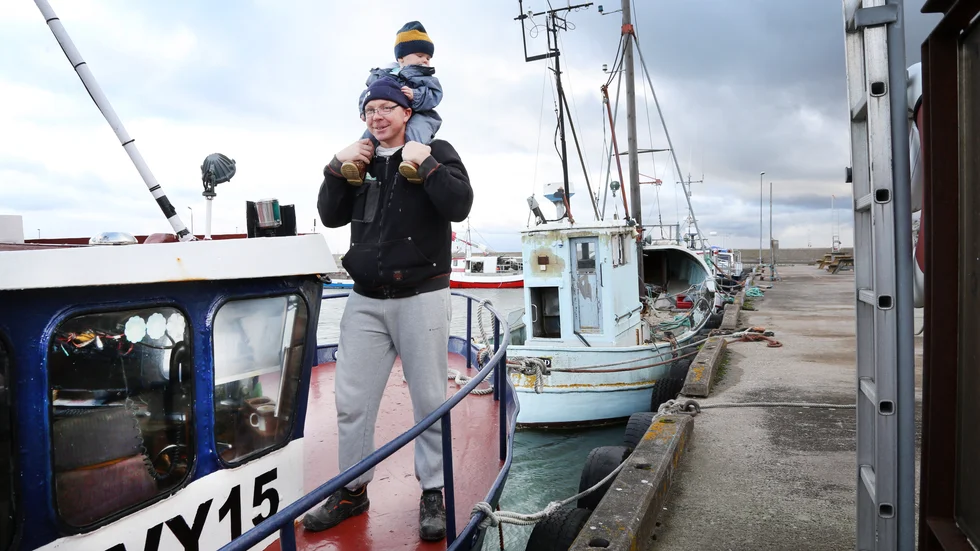 Johannes Klingvall, ordförande Gutefisk ekonomisk förening, tillsammans med sin son Hugo.