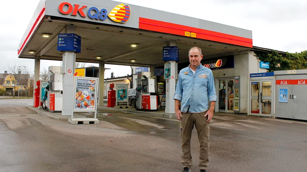 Lars Fredriksson framför sin mack. Det enda utlämningsstället för Posten, Schenker och DHL i Vadstena.
