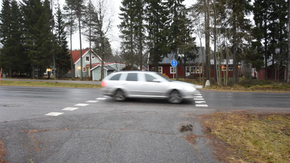 Här är passagen som kommunen prioriterar högst att åtgärda, där gång- och cykelvägen korsar Lerbäcksvägen. Hastigheten på Lerbäcksvägen är 50 kilometer i timmen. 