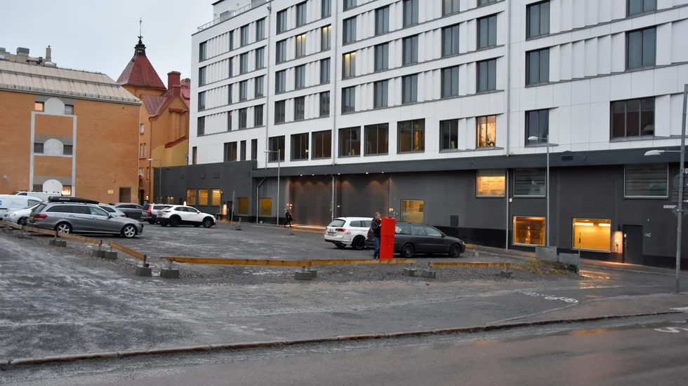 Fastigheten Katten 6 har under det senaste årtiondet bestått av en grusad parkeringsplats mellan Hotell Clarion och Lilla Shopping, trots att tomten ligger ett halvt kvarter från Storgatan i Luleå. Till höger syns Hotell Clarion.