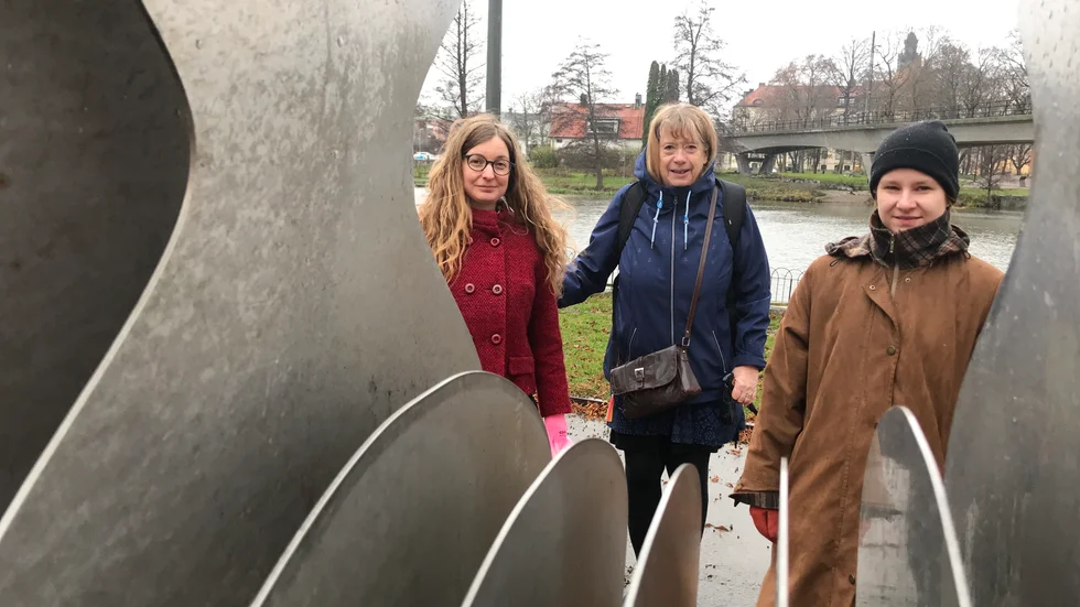  Emma Gustafsson, Marie Selander och Frida Herchenröther skriver på en bok om Eskilstunas bortglömda kvinnliga musiker. Konstverket heter "Öga för Eskilstuna". Och det är precis det de har!