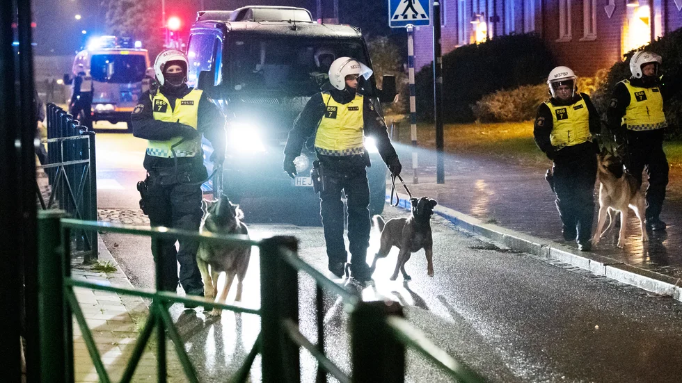 Poliser i Malmö under sensommarens protester mot en koranbränning.