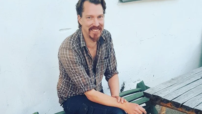 Mattias Eliasson från Hällerum jobbar med trähantverk och rör sig ute i naturen hela året, där hämtar han inspiration till sitt skrivande. 