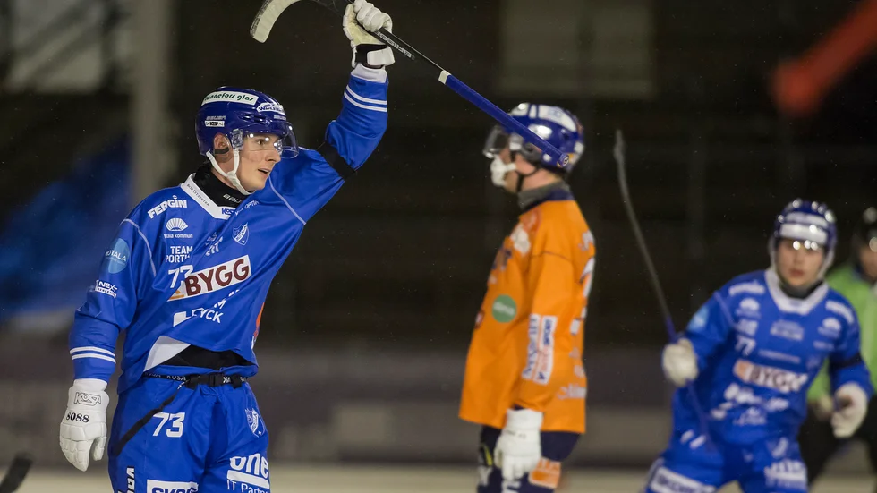 Yes. Aleksi Seppänen signalerar för IFK Motalas första mål i matchen. Det var en jämn match där båda lagen presterade bra. Seppänen gjorde även IFK:s andra mål. Till slut vann IFK med 4-3 efter vändning.