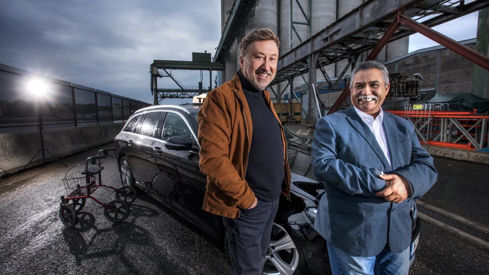 Janne Josefsson och Mohammad Lamari dryftar livets stora frågor i "Från Hisingen till Casablanca". Pressbild.