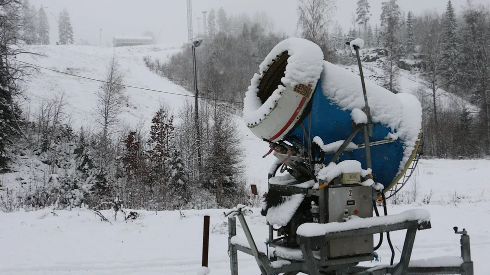 Än så länge tiger snökanonerna i Dackestupet. Men allt är klart för att trycka på startknappen så fort minusgraderna kommer.