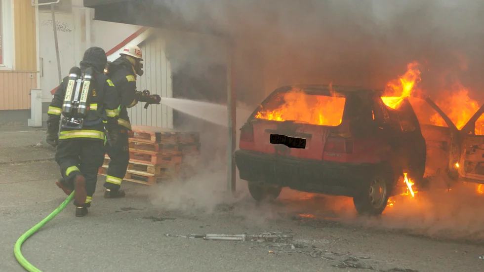 Personalen beter sig olika beroende på vilket drivmedel som brinner. Så här nära går man inte vid biogasbrand. 