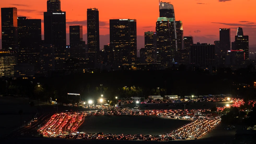 Los Angeles är hårt drabbat av coronaviruset. Här köar bilister för att få bli testade på en parkeringsplats vid en av stadens stora idrottsarenor i måndags.