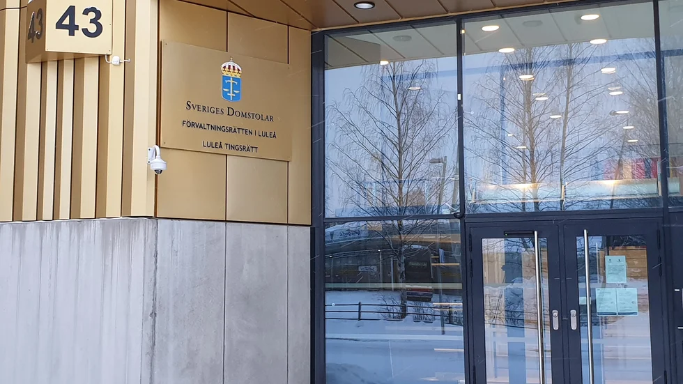 En 40-årig man och en 33-årig kvinna ställdes på torsdagen inför rätta misstänkt för bland annat grovt hemfridsbrott.