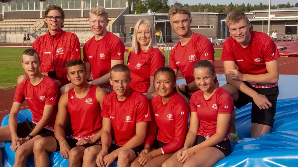 Här är tio av de elva tävlande från hemmaklubben LGIF som ska tävla i junior-SM i helgen.  