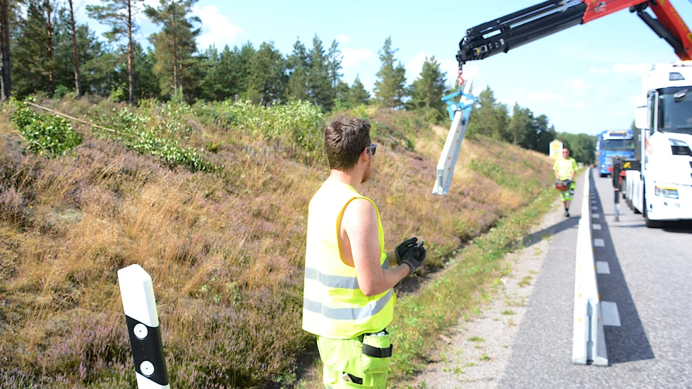 Byggnationen av den nya av- och påfarten mellan Krönsmon och riksväg 23 är igång. Under tisdagen byggdes bland annat en säkerhetsbarriär utmed södergående körfält.